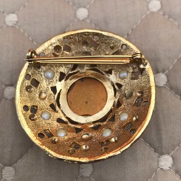 Gold round brooche with pearls - Picture 2 of 2